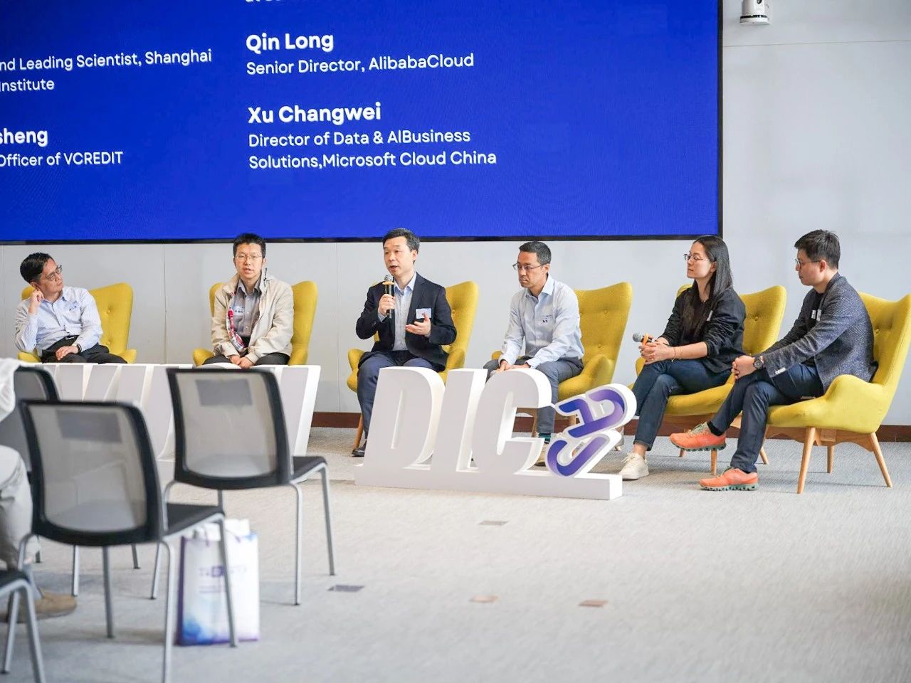 Professor Gene Wen (left) moderated the judges’ panel discussion and presented awards to the winning teams.