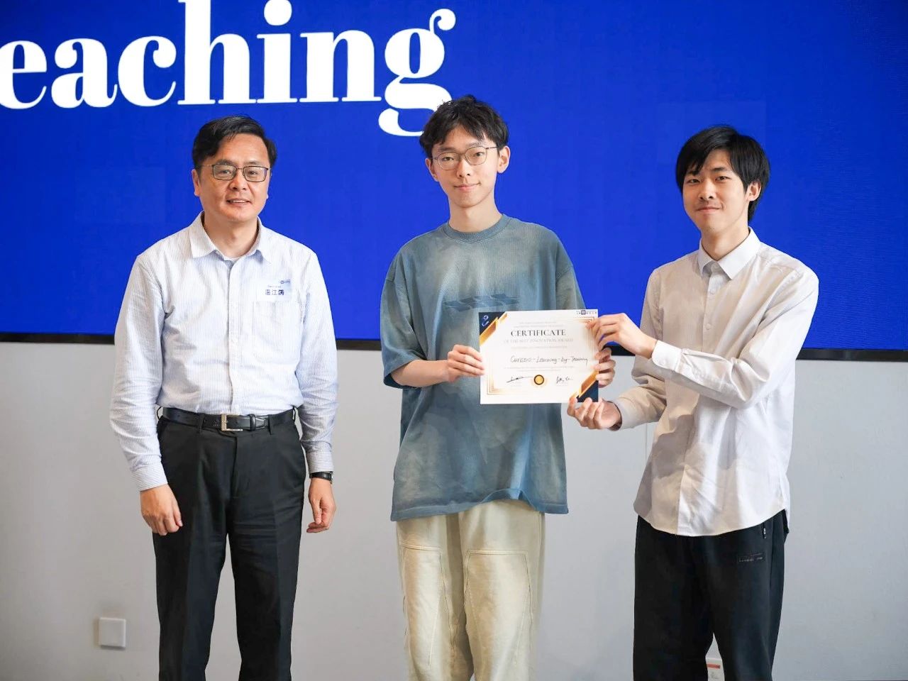 Professor Gene Wen (left) moderated the judges’ panel discussion and presented awards to the winning teams.